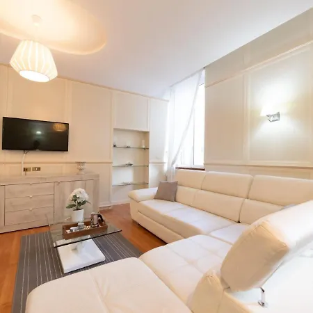 The Rent - Stylish One-bedroom In Piazza Barberini Apartament Rzym