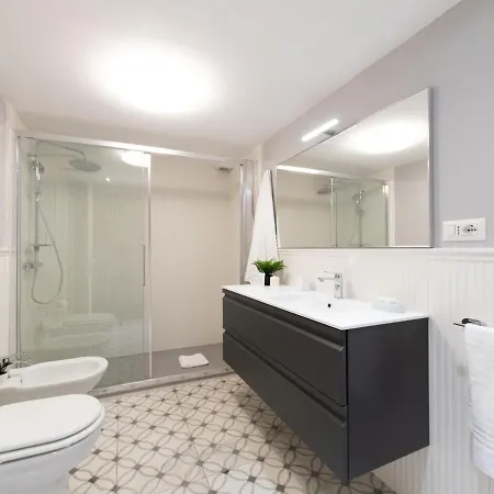 The Rent - Stylish One-bedroom In Piazza Barberini Apartament Rzym