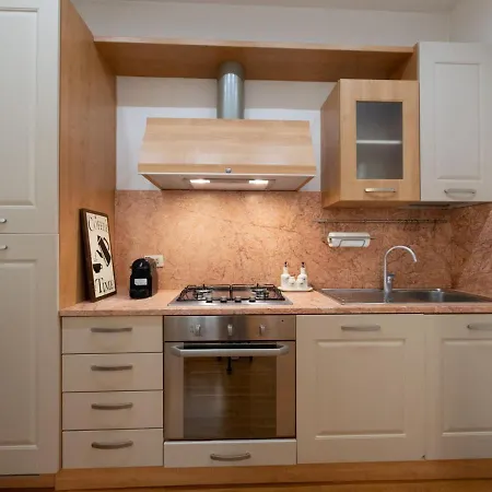 The Rent - Stylish One-bedroom In Piazza Barberini Apartament Rzym