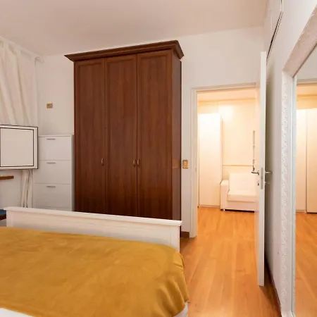 The Rent - Stylish One-bedroom In Piazza Barberini Apartament Rzym
